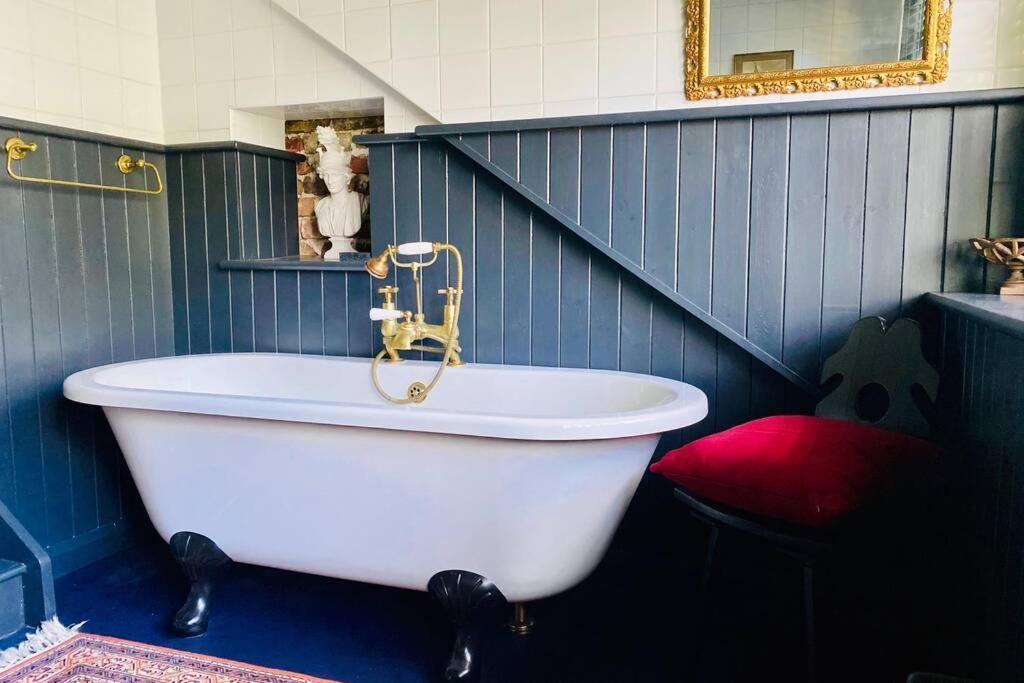 Appartamento 17Th Century Boutique Getaway In The Countryside Martin Mill Esterno foto