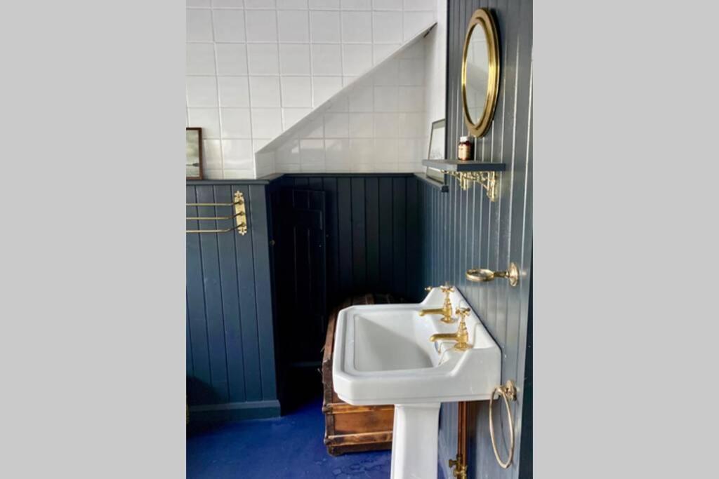 Appartamento 17Th Century Boutique Getaway In The Countryside Martin Mill Esterno foto