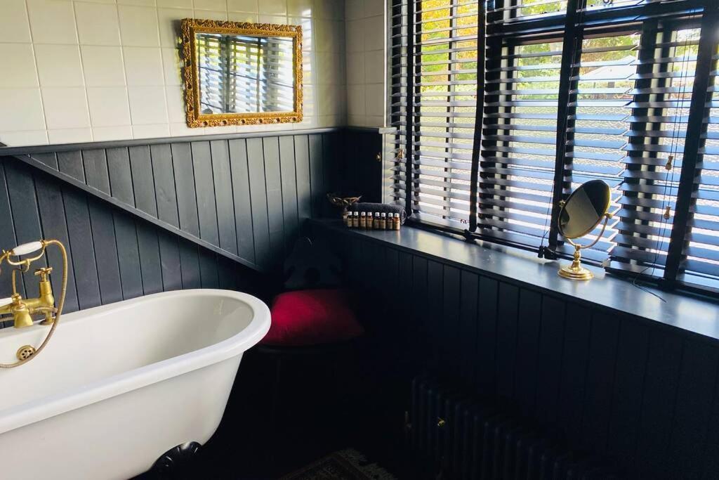 Appartamento 17Th Century Boutique Getaway In The Countryside Martin Mill Esterno foto