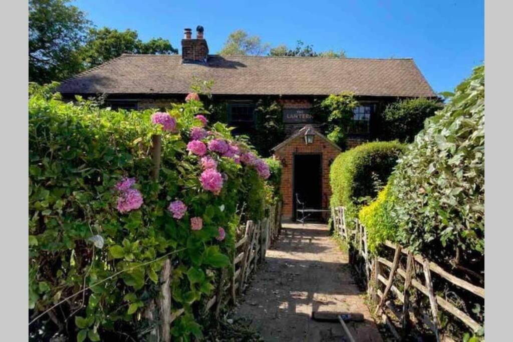 Appartamento 17Th Century Boutique Getaway In The Countryside Martin Mill Esterno foto